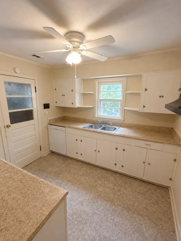 2806 Scotland Rd - Photo 2 of 12