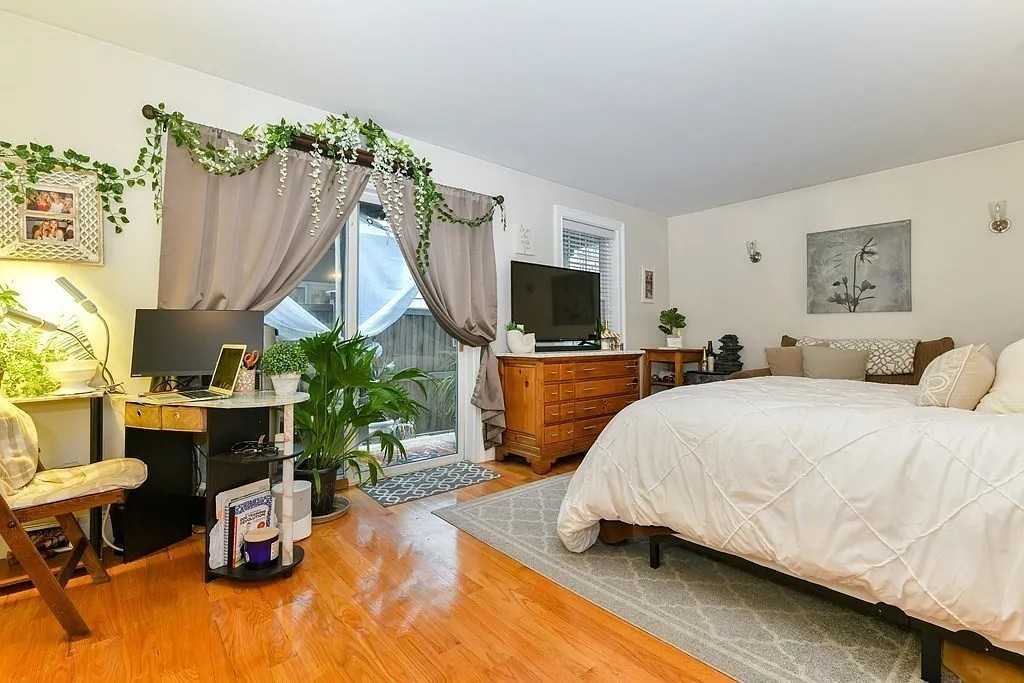 732 E 6th St #1 - Photo 4 of 22