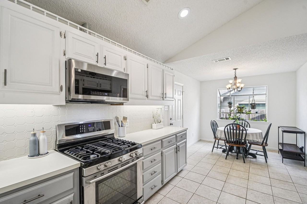 5833 Secrest Dr - Photo 4 of 33
