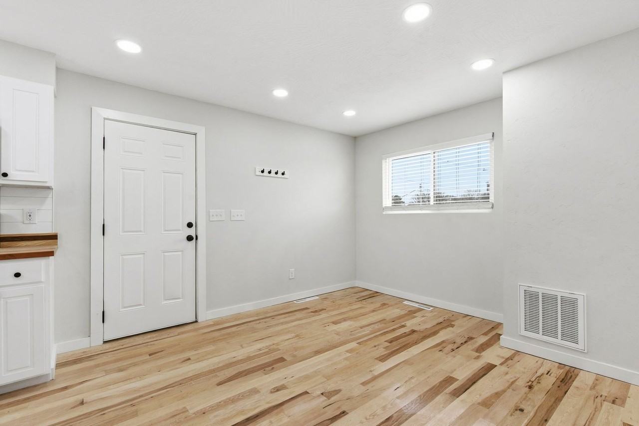 2831 E University St - Photo 7 of 22