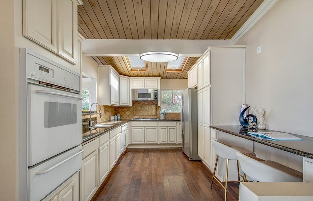 5102 Medina Rd - Photo 5 of 18