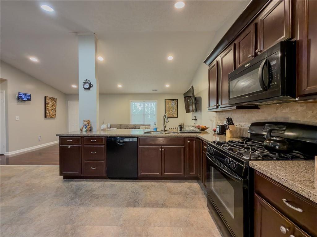 580 Pineland Cir Sw - Photo 3 of 38