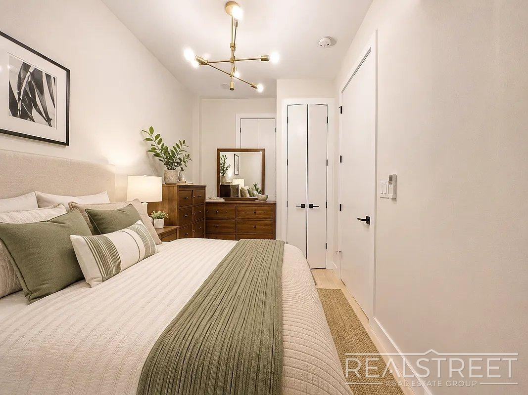 978 Kent Ave #5A - Photo 4 of 7