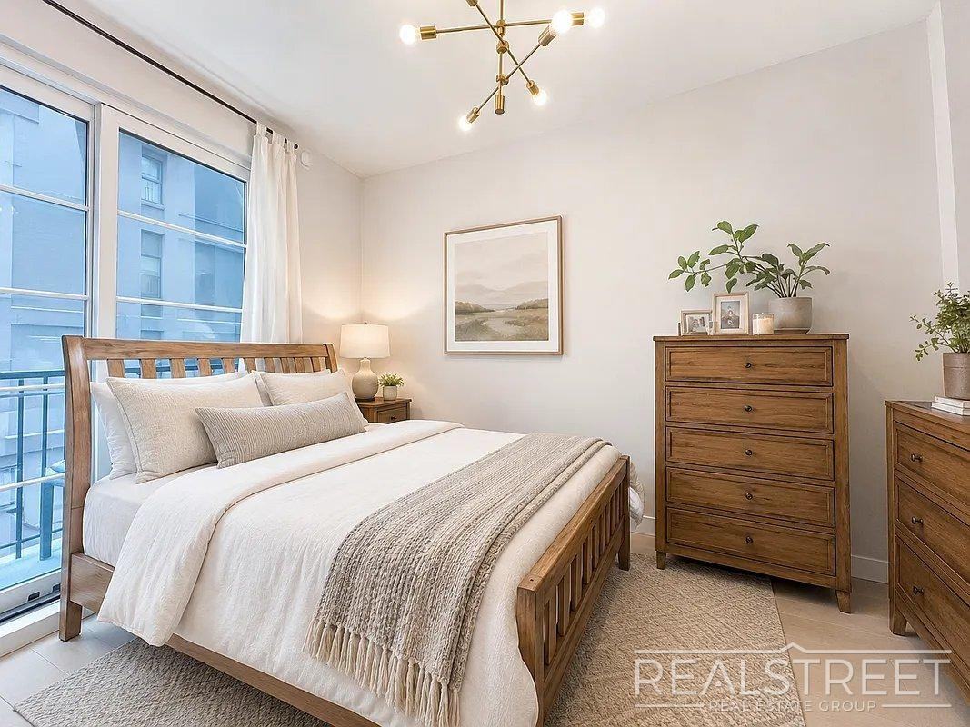 978 Kent Ave #5A - Photo 5 of 7