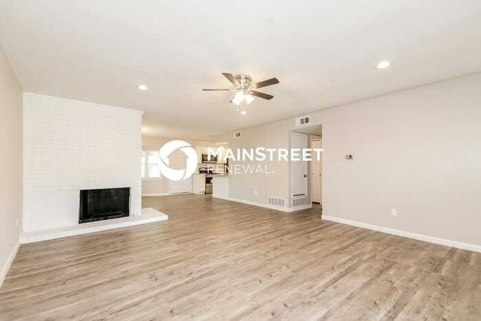 2904 Chancellor Dr - Photo 4 of 15