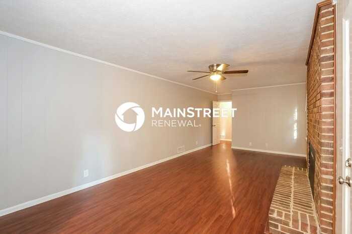 1369 White Oak St Se - Photo 4 of 16