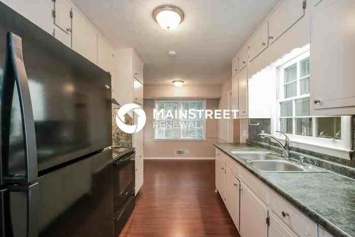 1369 White Oak St Se - Photo 6 of 16