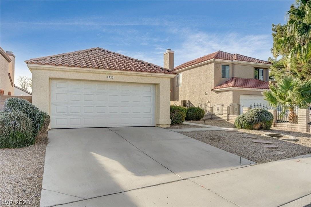 2723 Lovington Dr - Photo 2 of 39
