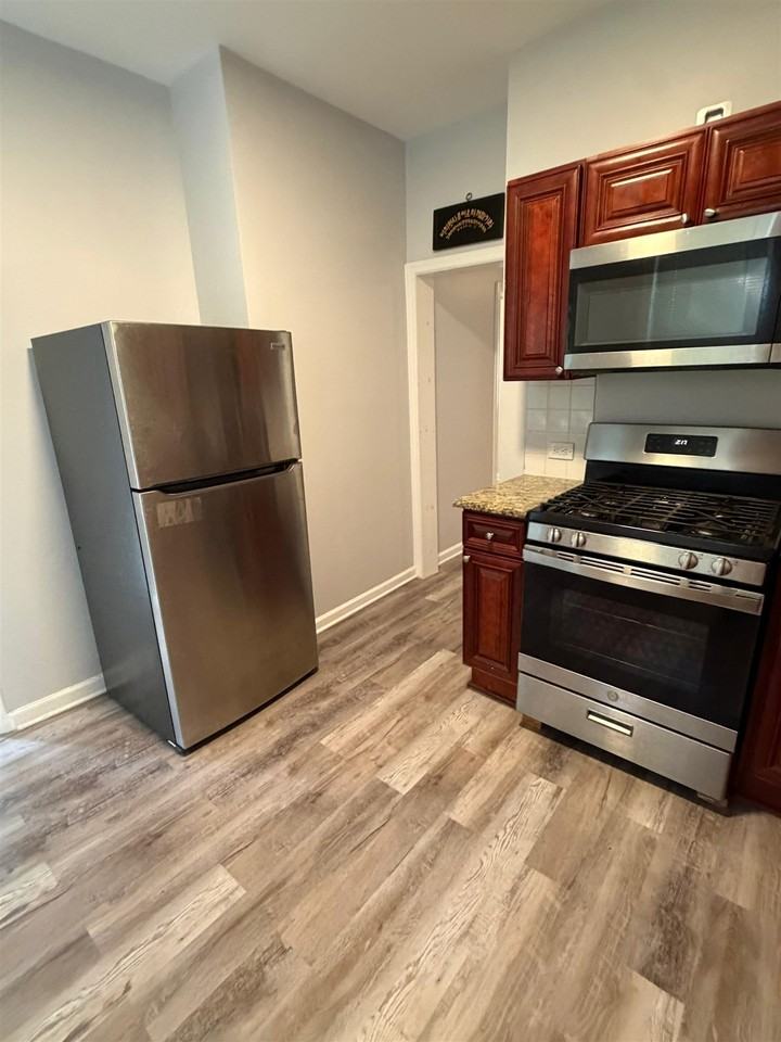 161 Zabriskie St #1G - Photo 3 of 21