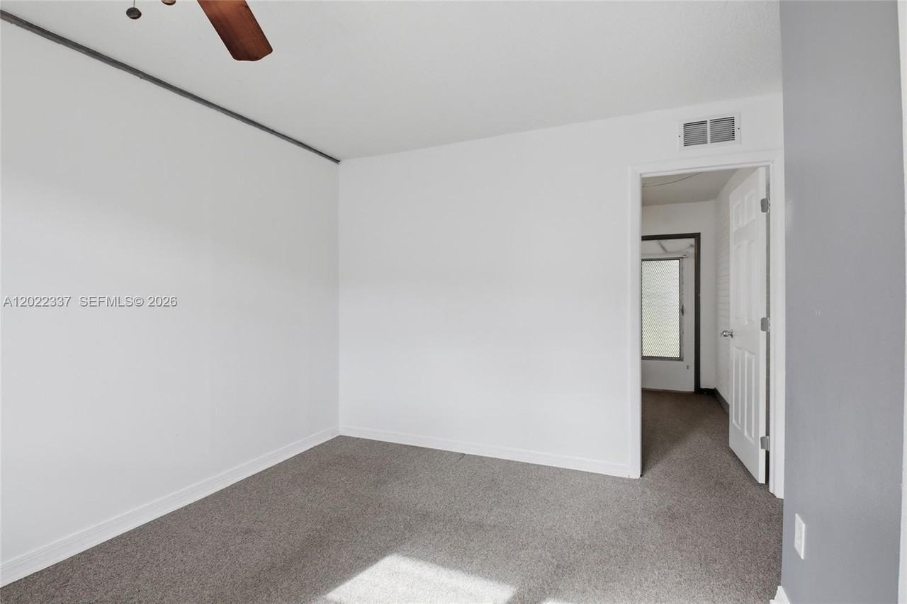 26 Nw 170th St #26 - Photo 5 of 17