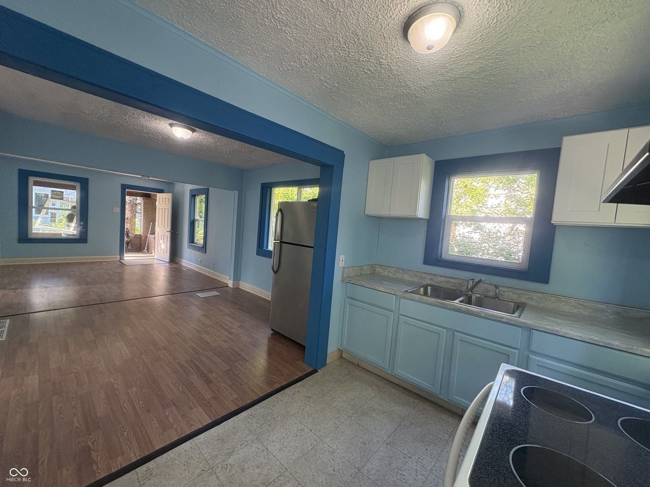 2827 E 18th St - Photo 2 of 11