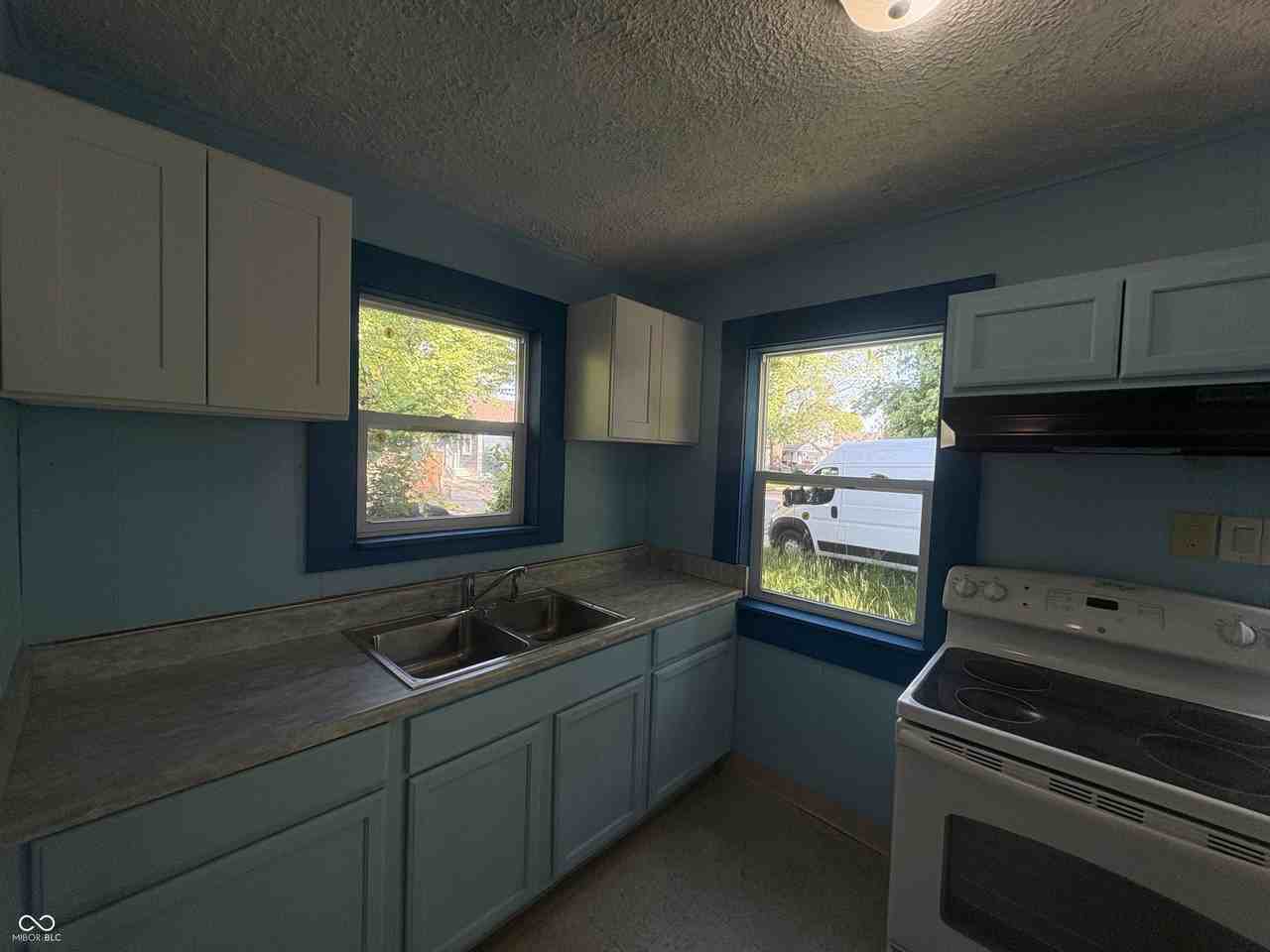 2827 E 18th St - Photo 4 of 11