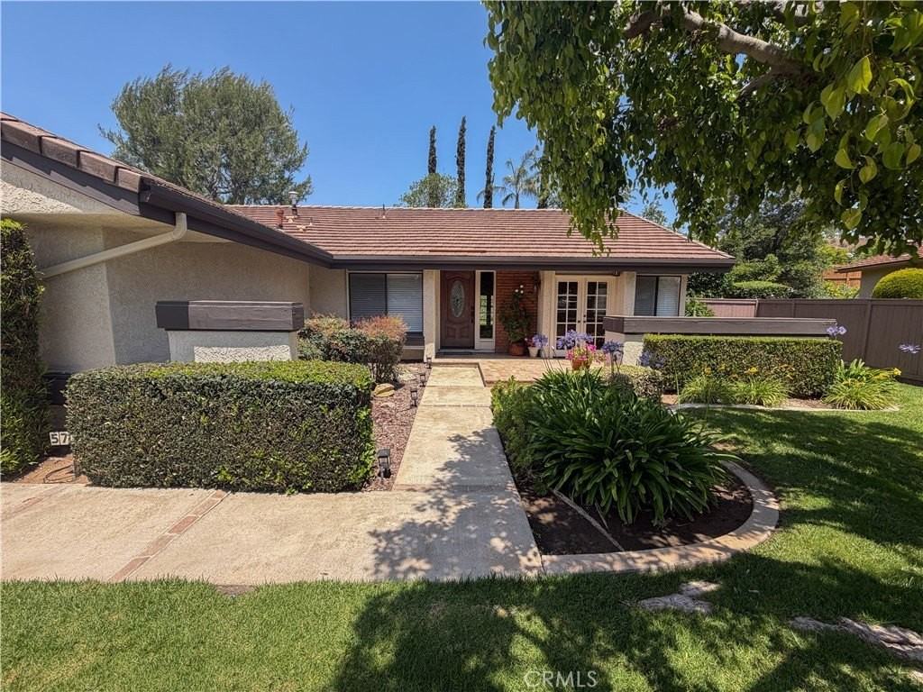 5731 E Crater Lake Ave - Photo 2 of 37