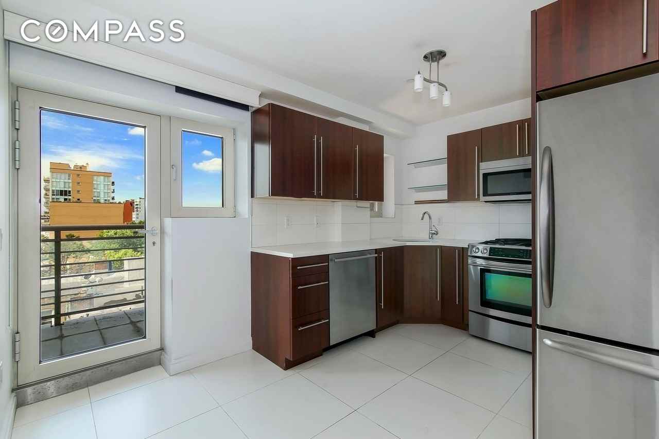302 2nd St #9L - Photo 3 of 12