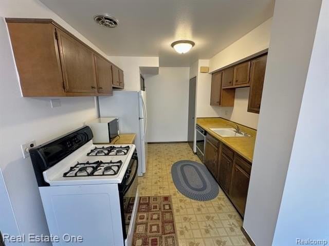 16 Greenwoode Ln - Photo 6 of 20