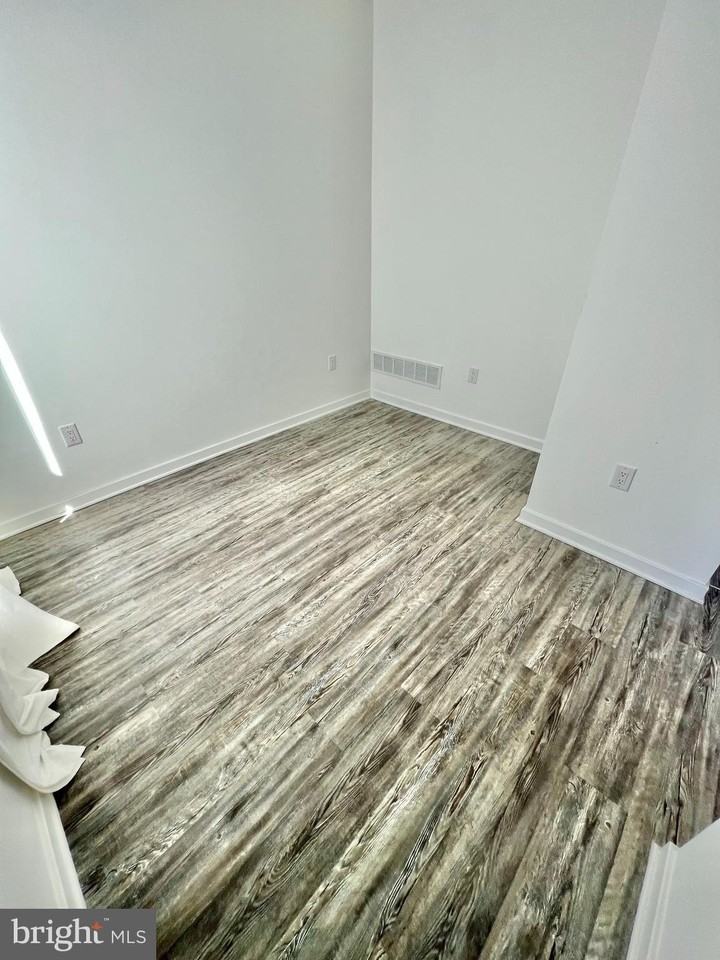 3103 Beachview Ln - Photo 4 of 50