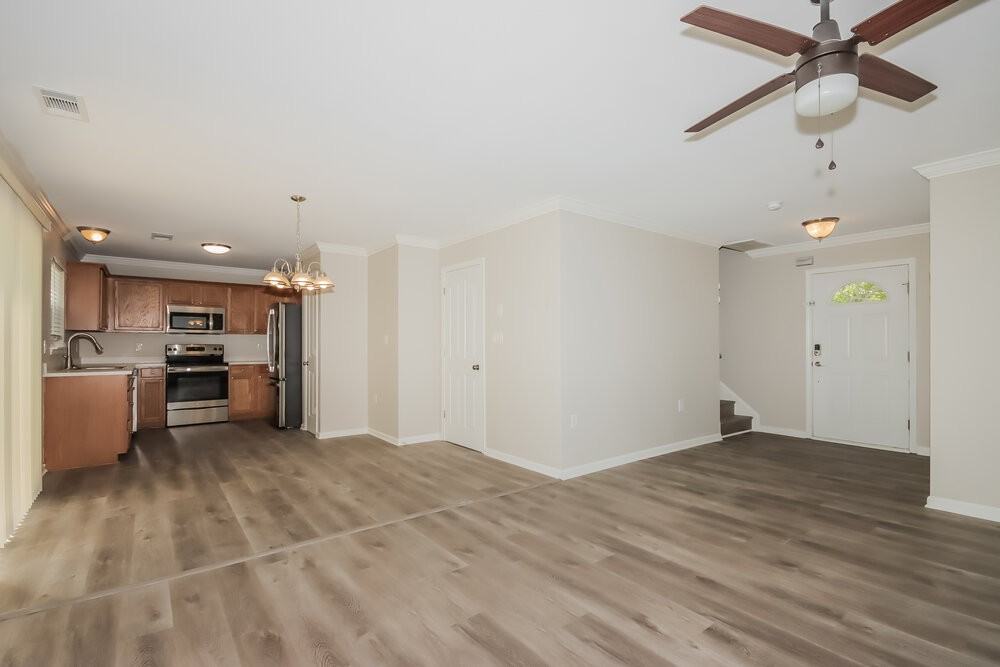 142 Hampshire Dr - Photo 2 of 15