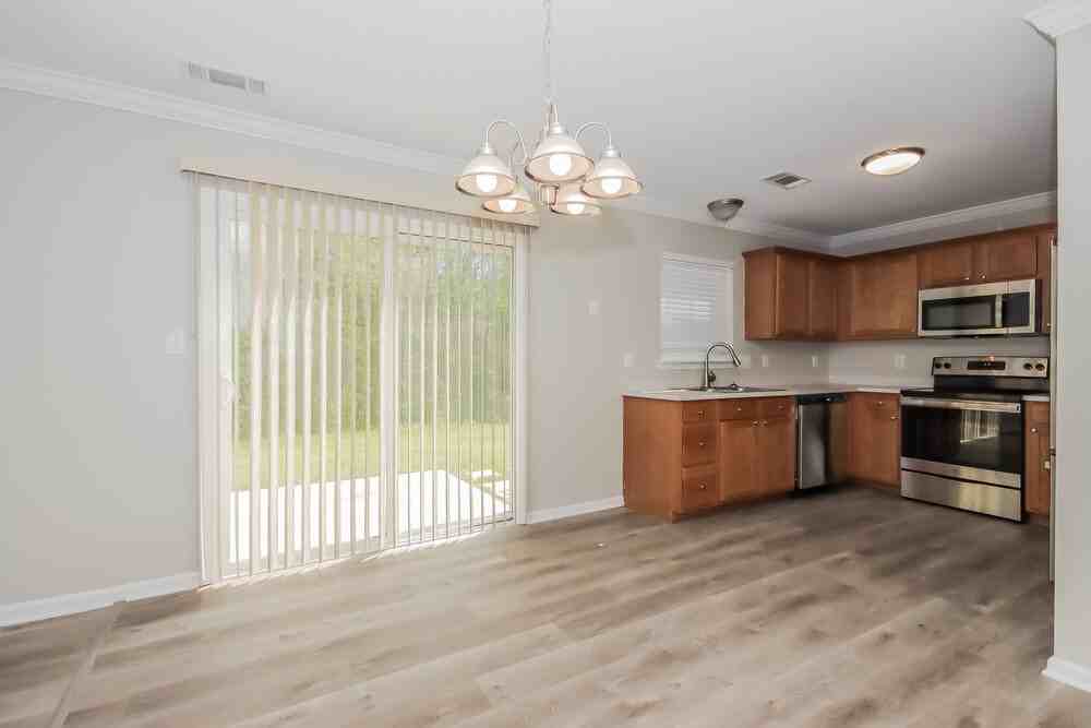 142 Hampshire Dr - Photo 5 of 15