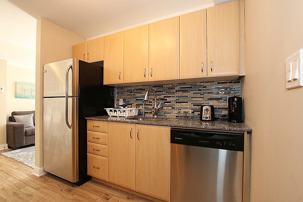 455 Green Ave - Photo 3 of 9