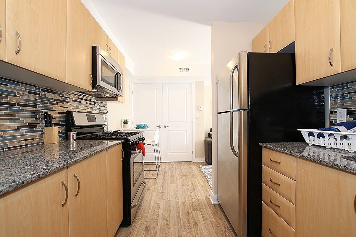 455 Green Ave - Photo 4 of 9