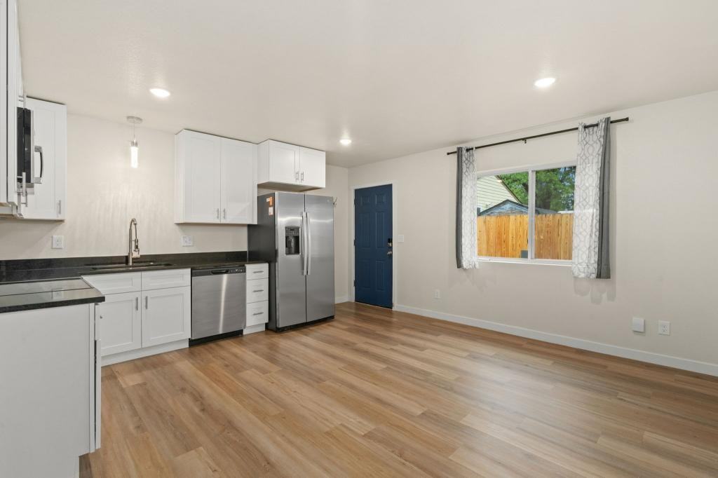 1338 E 7th St - Photo 4 of 13
