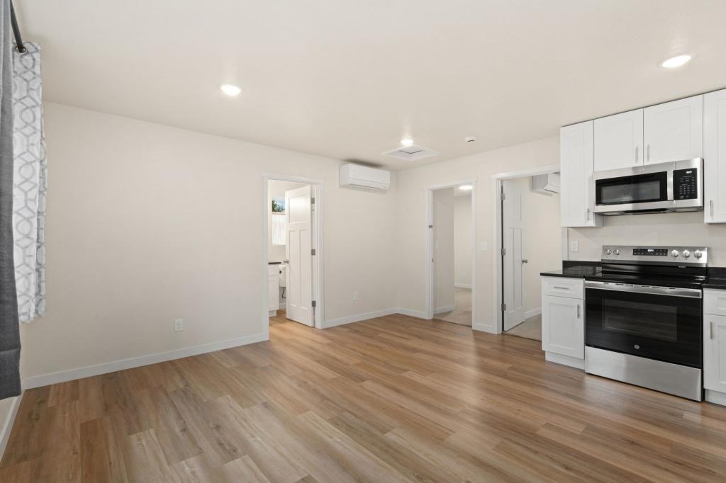1338 E 7th St - Photo 5 of 13