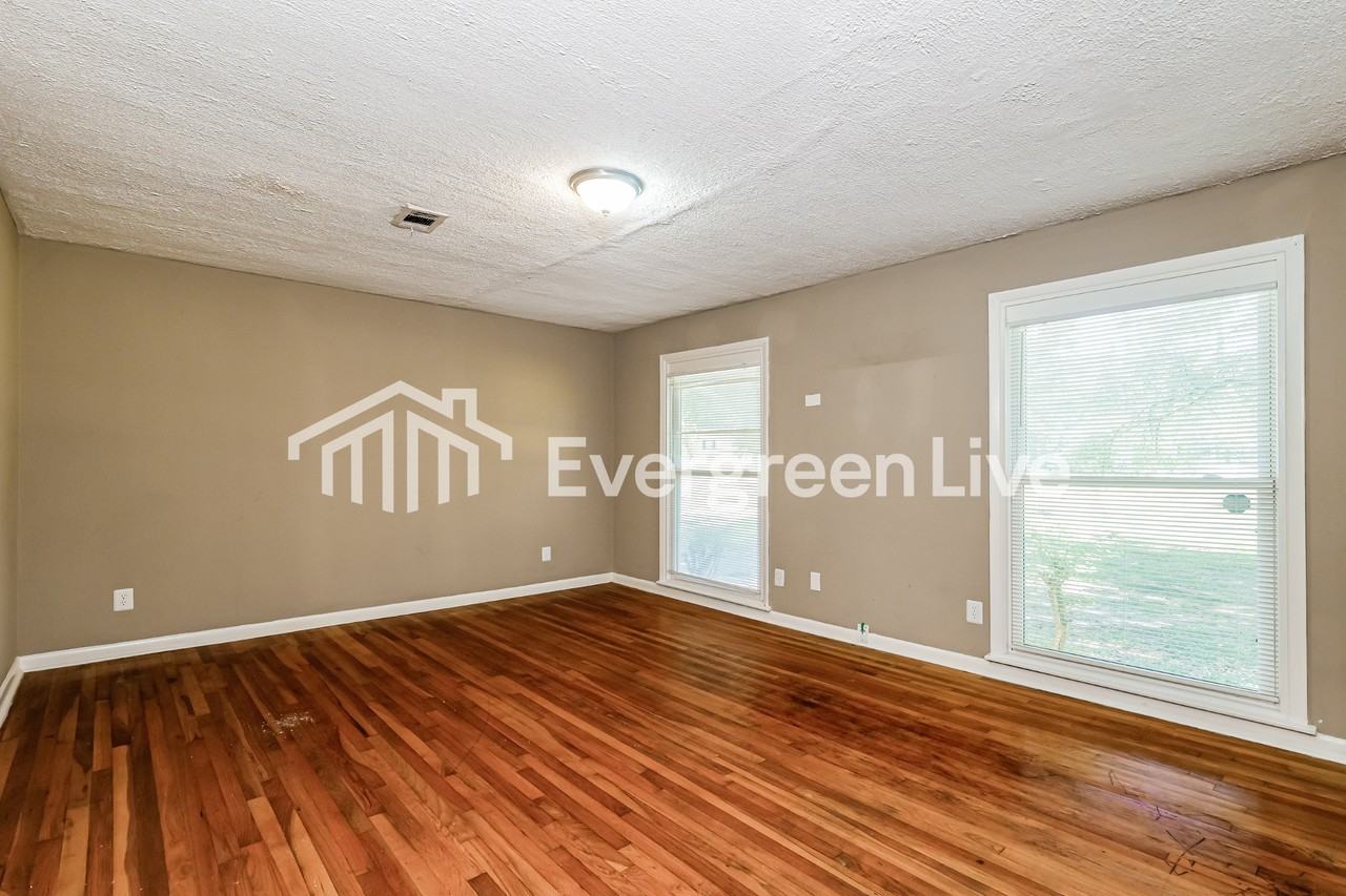 1138 Adkins Blvd - Photo 3 of 15