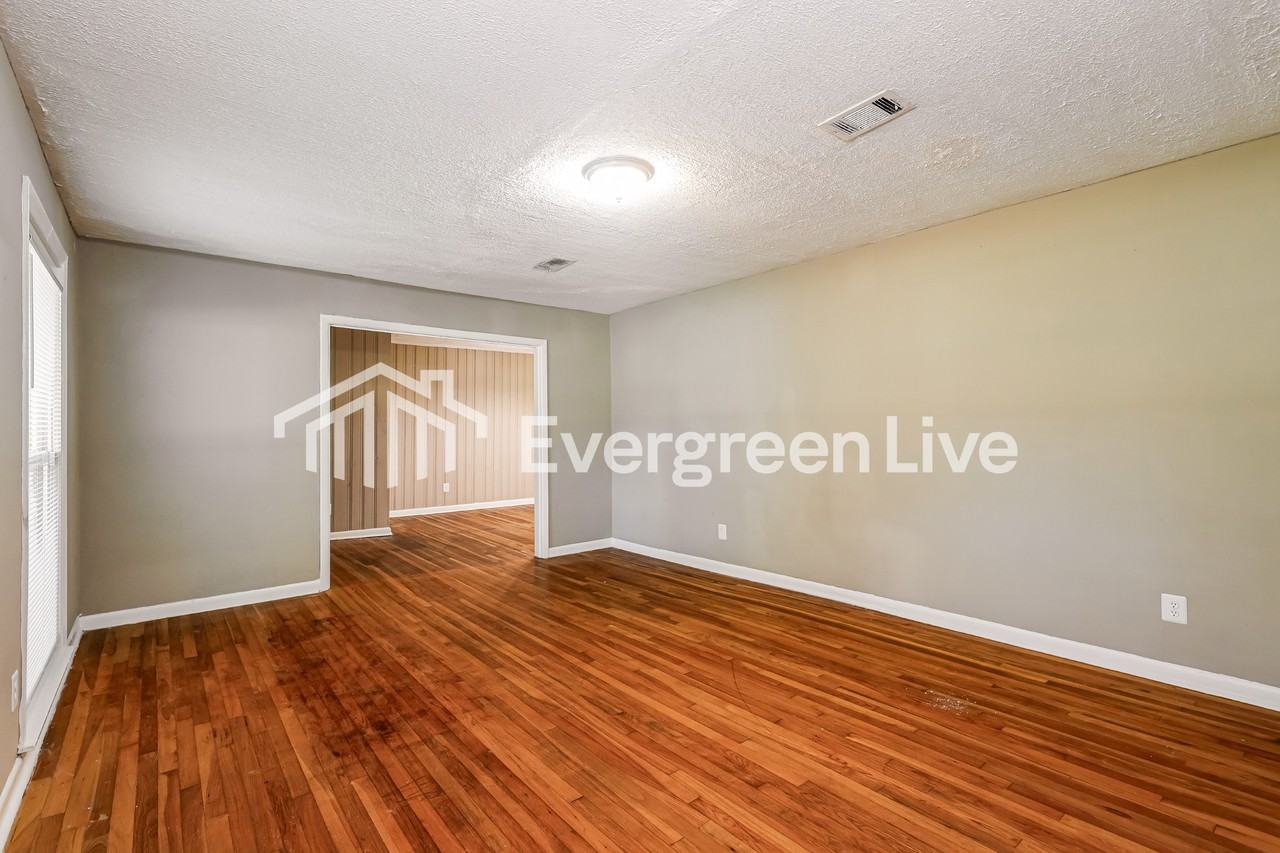 1138 Adkins Blvd - Photo 4 of 15
