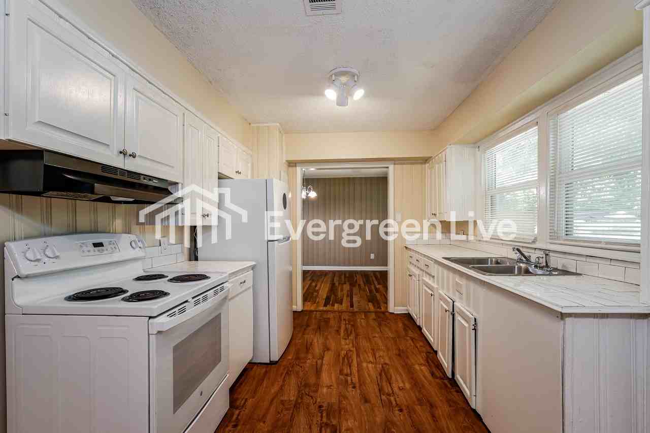 1138 Adkins Blvd - Photo 6 of 15