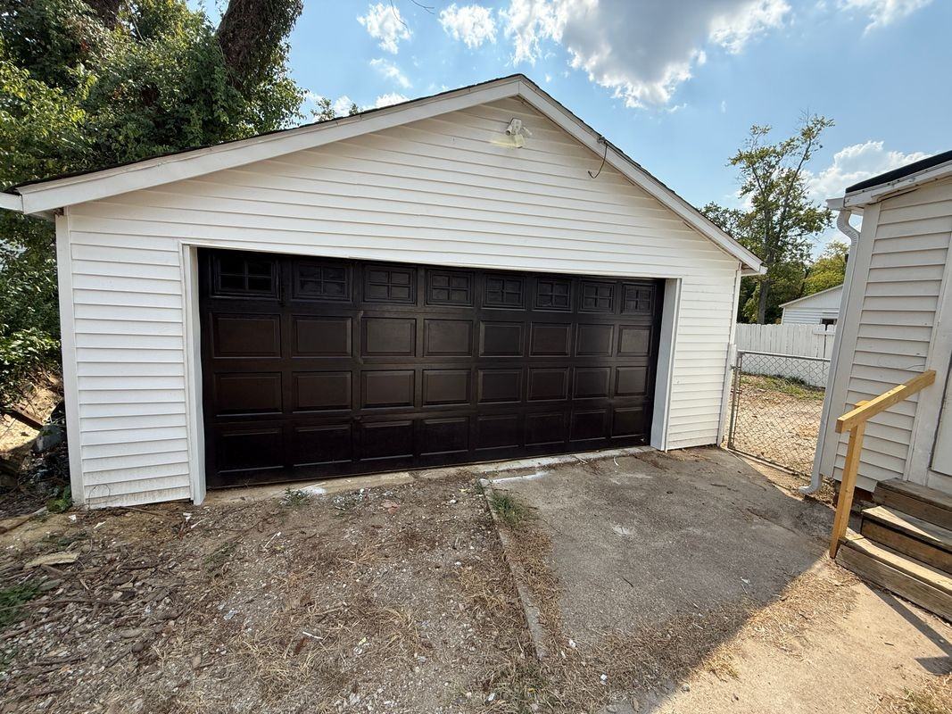 905 Vanderburgh Ave - Photo 2 of 5