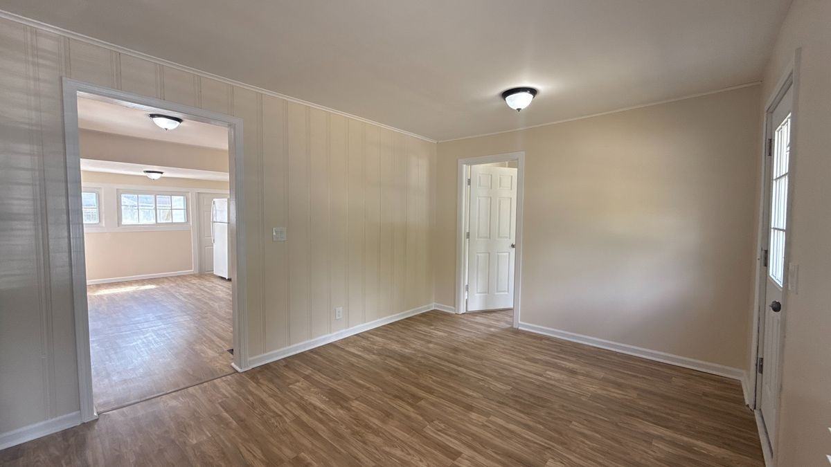 905 Vanderburgh Ave - Photo 4 of 5