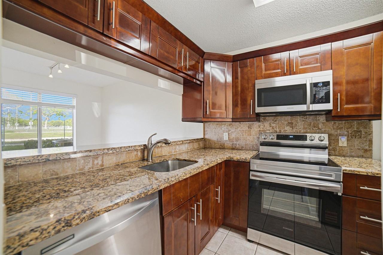 1041 Coral Club Drive #1041 - Photo 4 of 8