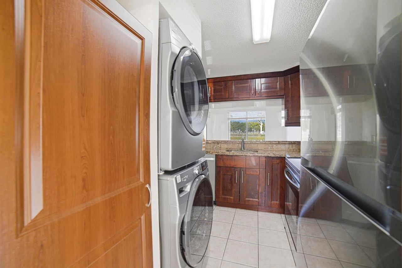1041 Coral Club Drive #1041 - Photo 5 of 8