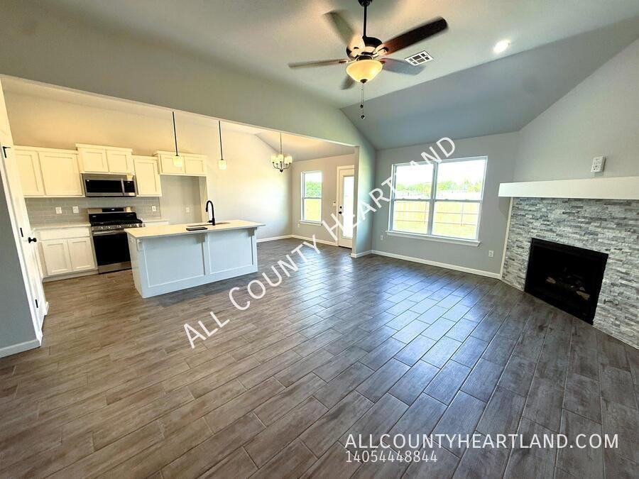 1017 Redwood Creek Dr - Photo 2 of 5