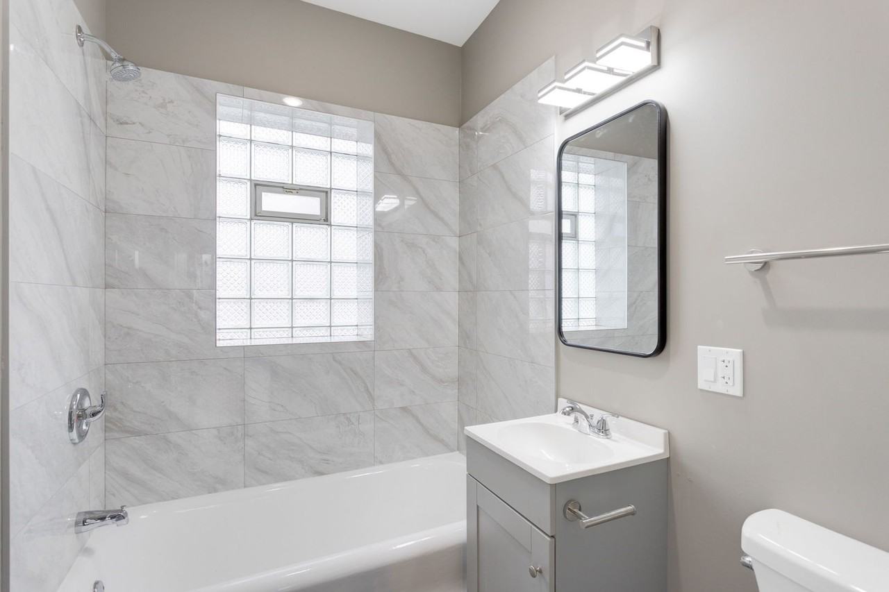 8022 South Ellis Avenue #1B - Photo 5 of 8