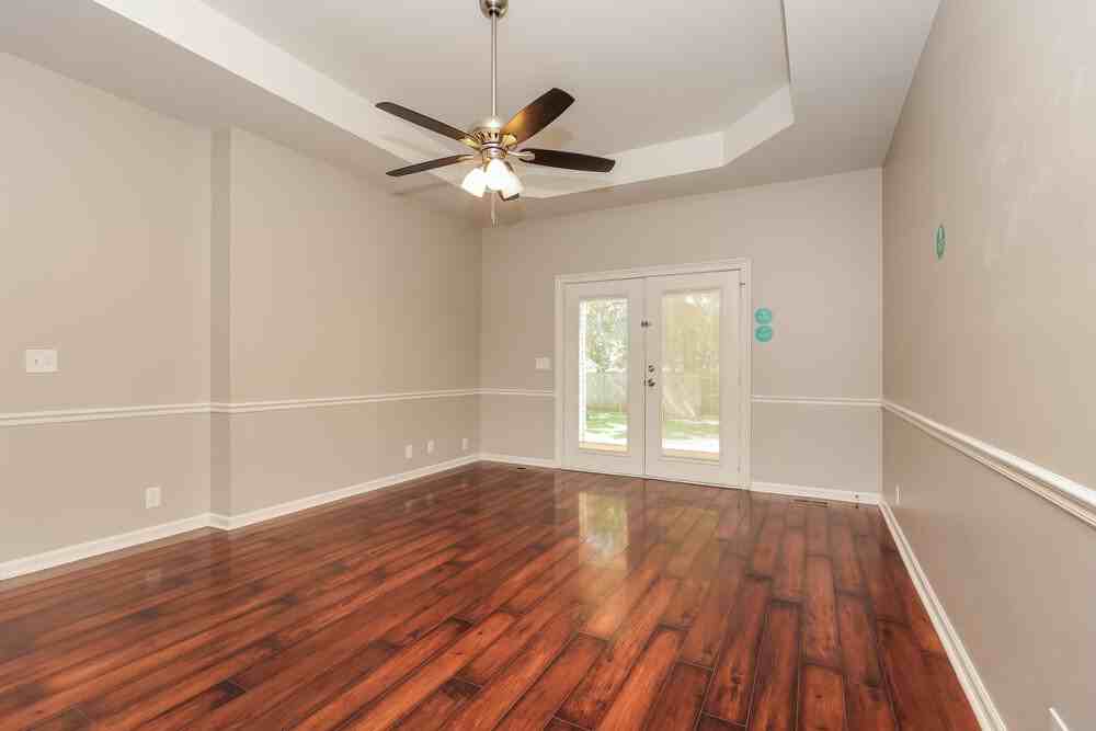 1002 Esquire Ct - Photo 5 of 19