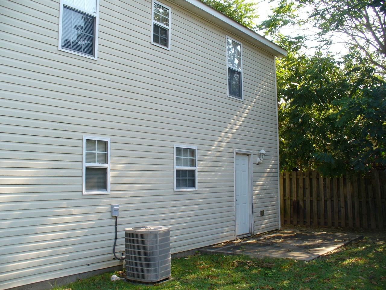 734 Hopkins St - Photo 3 of 16