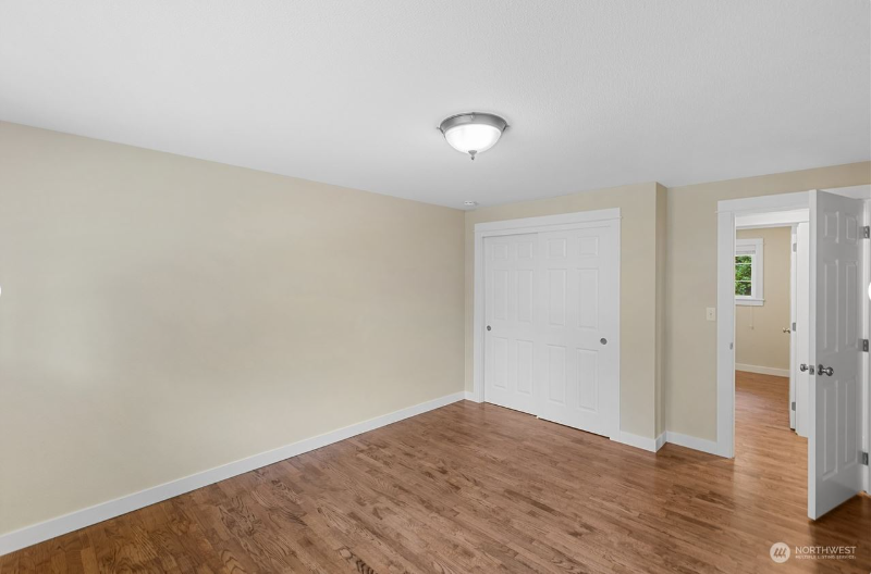 13341 31st Ave Ne - Photo 2 of 10