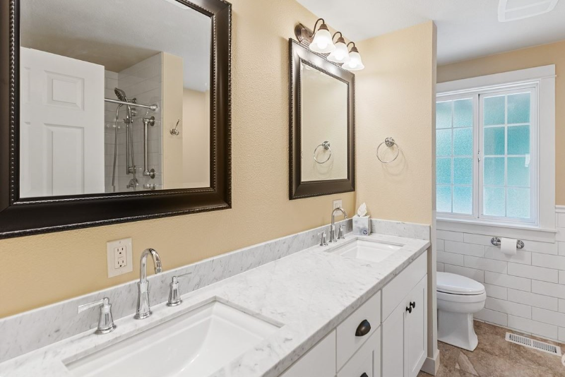 13341 31st Ave Ne - Photo 4 of 10