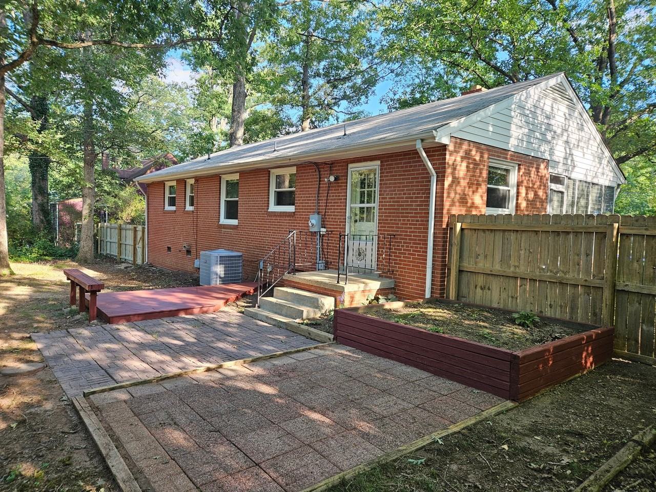 5712 Jahnke Rd - Photo 3 of 9