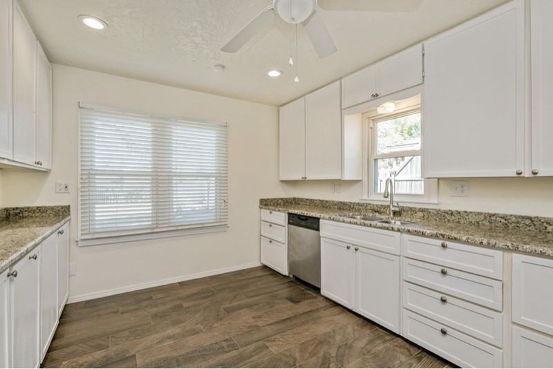 2104 S Travis St - Photo 3 of 15