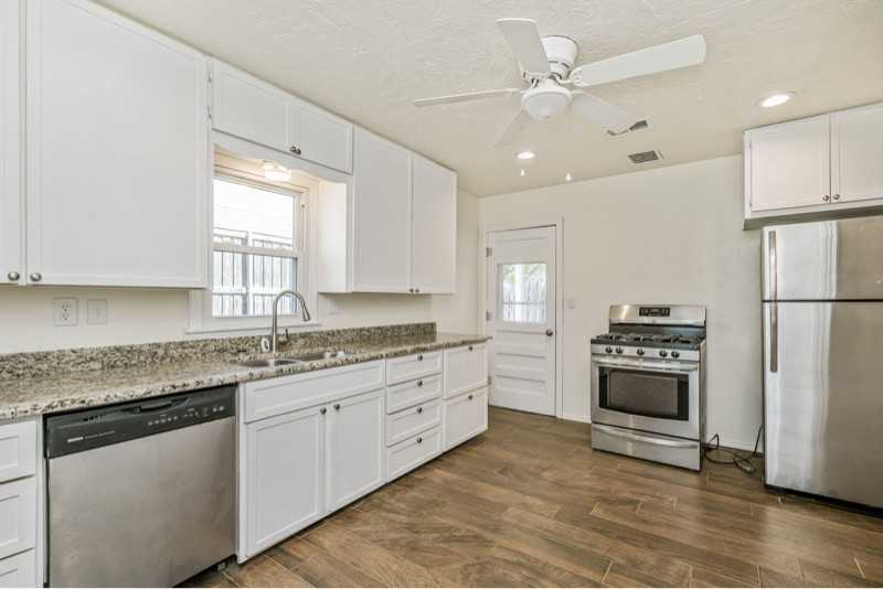 2104 S Travis St - Photo 4 of 15