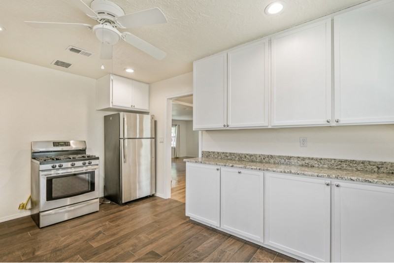 2104 S Travis St - Photo 5 of 15