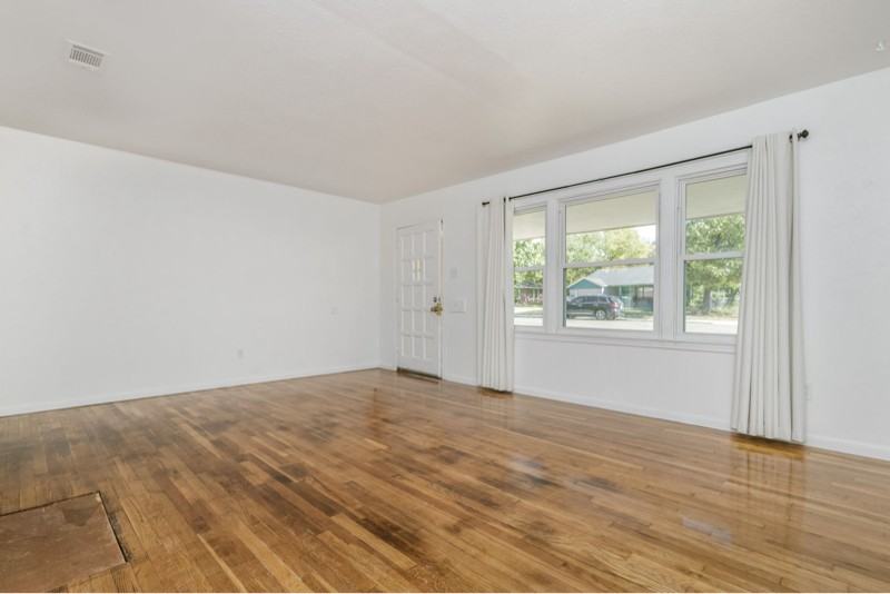 2104 S Travis St - Photo 7 of 15
