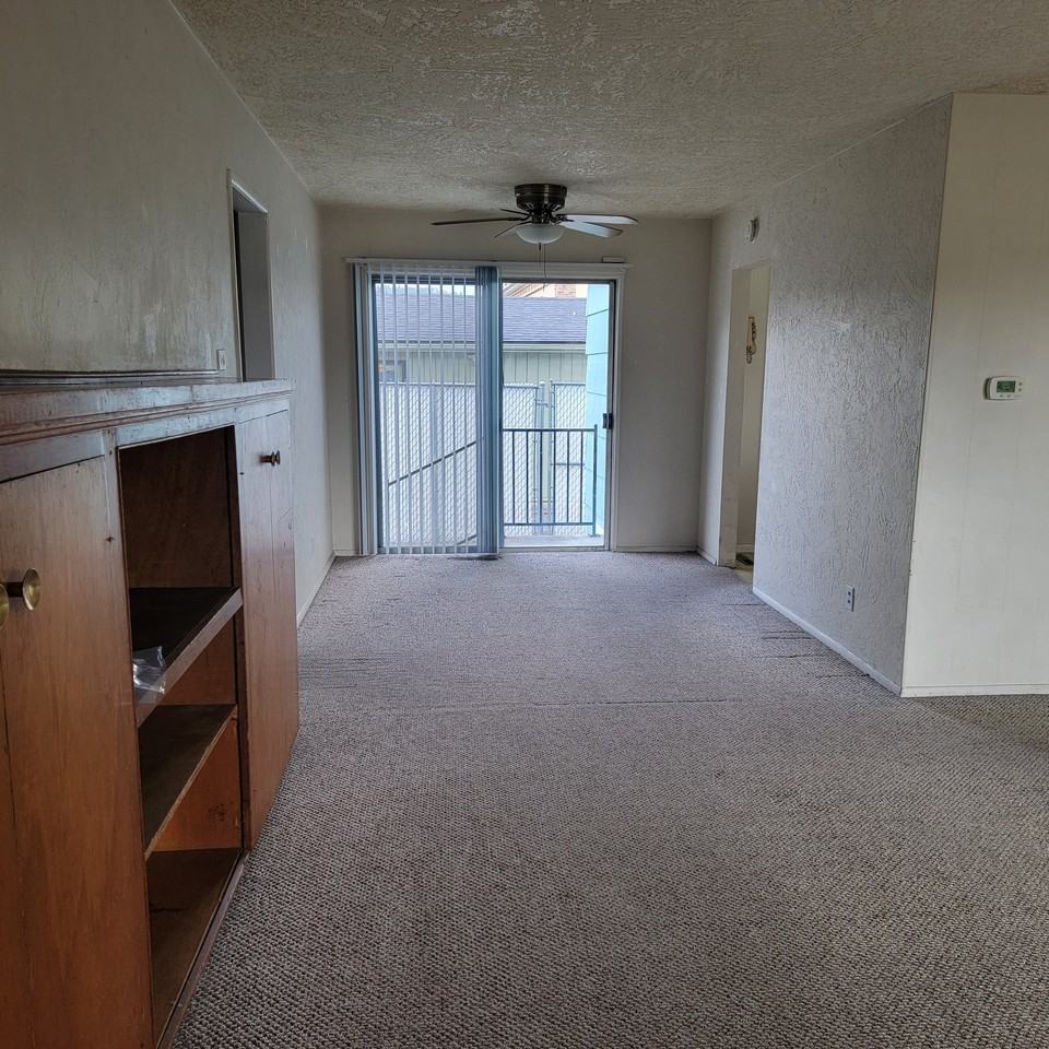 1673 Nw Goetz St - Photo 4 of 9