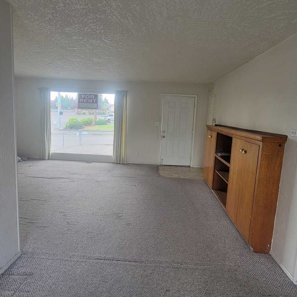 1673 Nw Goetz St - Photo 5 of 9