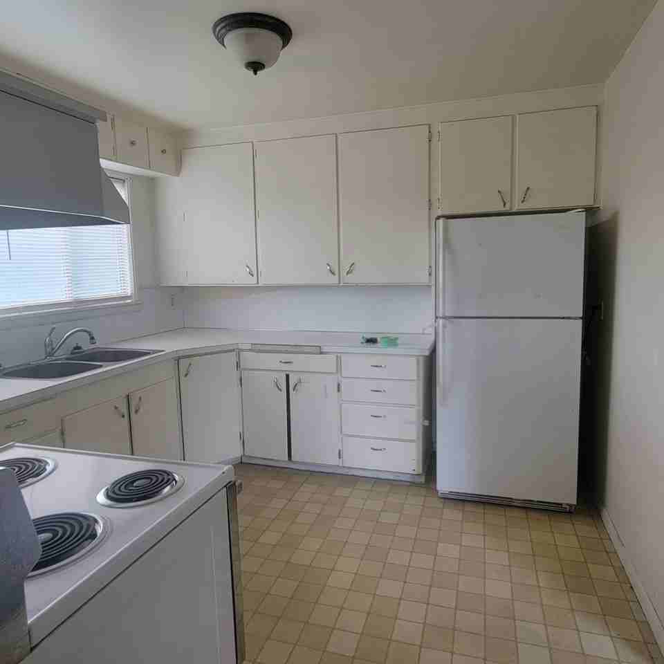 1673 Nw Goetz St - Photo 6 of 9