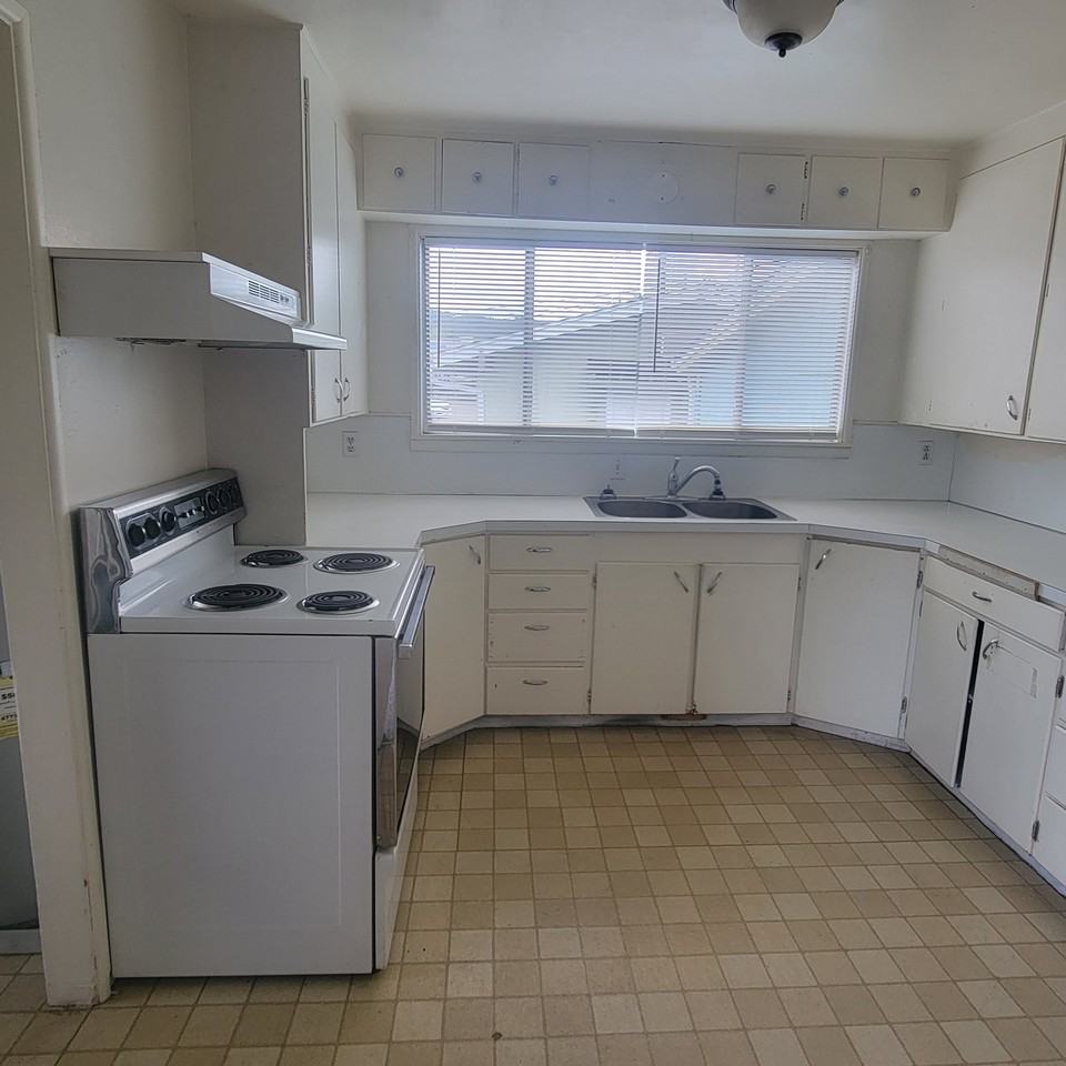 1673 Nw Goetz St - Photo 7 of 9