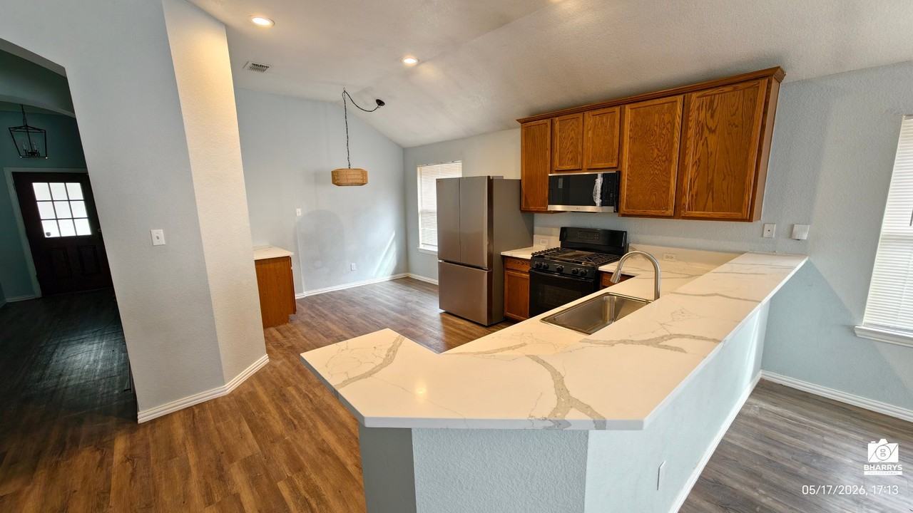 304 Hummingbird Dr - Photo 3 of 15