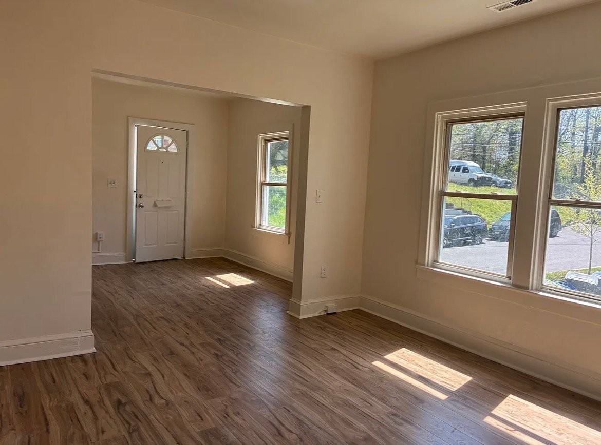 574 49th Pl Ne - Photo 2 of 9